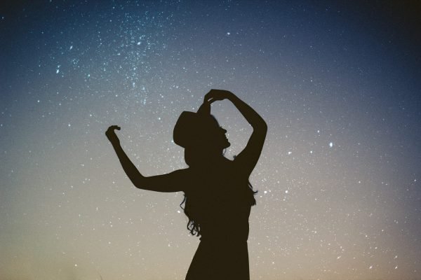 Little girl looked up at the stars